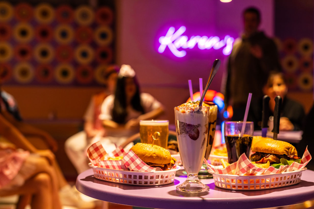 Laat je zo slecht mogelijk behandeld worden in Karen's diner